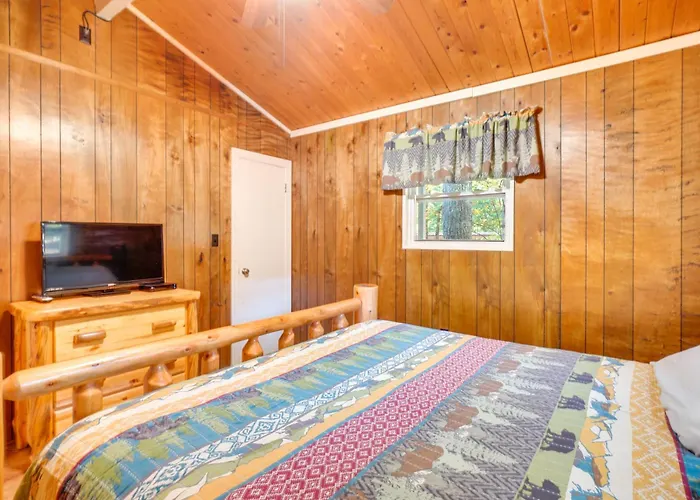 Cozy Gatlinburg Cabin With Hot Tub And Mountain Views!